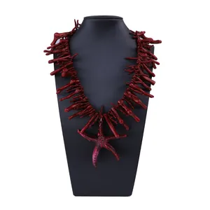 Détail du collier de corail rouge avec un grand pendentif en forme d'étoile de mer