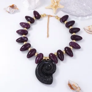 Collier de perles violettes avec grand pendentif nautile noir au style marin
