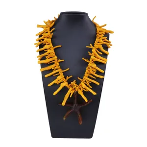Détail d'un collier corail avec pendentif étoile de mer et branches perlées jaunes stylées