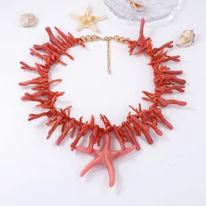 Détail du collier style corail avec grand pendentif étoile de mer rose et fermoir doré