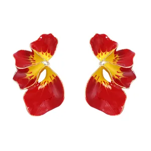Orecchini a lobo a fiore bohémien con petali sfumati rosso giallo e bordi oro