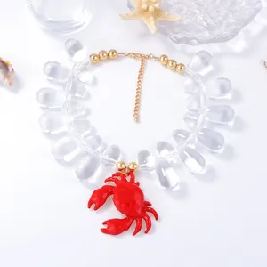 Dettaglio della collana di perline con ciondolo a granchio rosso e perle a goccia d'acqua