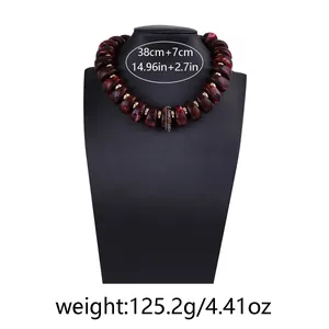 Détail du collier à grosses perles en résine avec dimensions 38cm plus 7cm rallonge