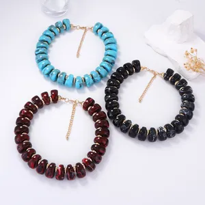 Ensemble de 3 colliers à grosses perles géométriques en bleu, rouge et noir style marbre