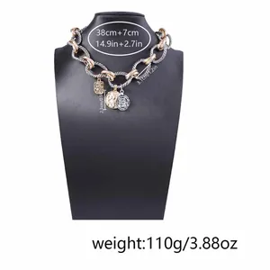 Détail du collier à maillons bicolores avec pendentifs pièces et mesures précises