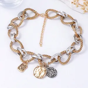 Collier à grosse chaîne bicolore or et argent avec pendentifs de pièces de style vintage