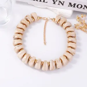 Vue détaillée du collier vintage en perles de résine avec séparateurs dorés et fermoir