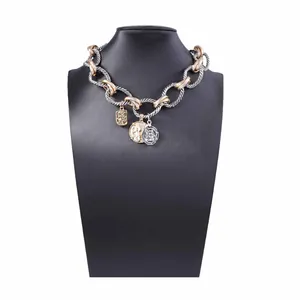 Collier à grosse chaîne bicolore avec pièces vintage et pendentifs blason rectangulaires