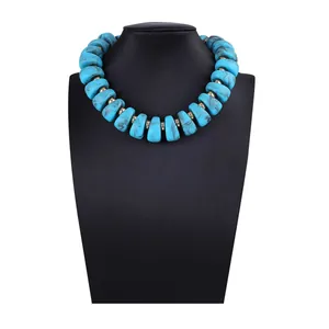 Vue détaillée de perles bleues avec des entretoises dorées sur un collier chic