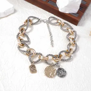 Collier punk rétro avec anneaux bicolores or et argent et pendentifs pièces gravées