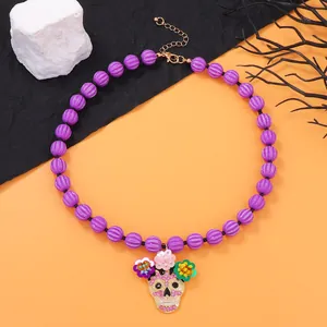 Halloween-Perlenkette mit lila Harzperlen und buntem Totenkopf-Anhänger