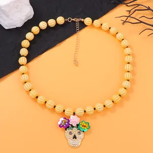 Detailaufnahme der Halloween Totenkopf Kette mit Perlen und bunten Blumen Anhänger