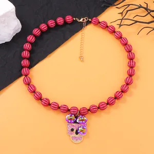 Böhmische Halloween-Kette mit rosa gestreiften Perlen und Kristall-Totenkopf-Anhänger