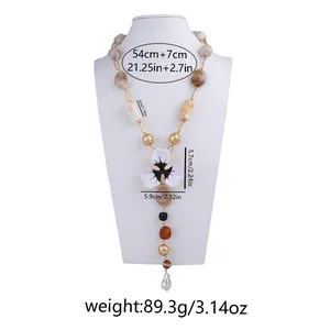 Dettaglio della collana a Y con fiori in resina, perline colorate e perla barocca
