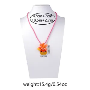 Dettaglio della collana con ciondolo a zucca che mostra lunghezza 47cm e ciondolo di 5,2cm