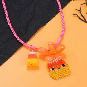 Collana di Halloween con ciondolo a zucca candy corn su cordoncino rosa intrecciato