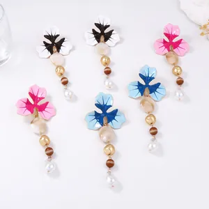 Orecchini pendenti a fiore smaltato con perline in resina in blu, rosa e bianco
