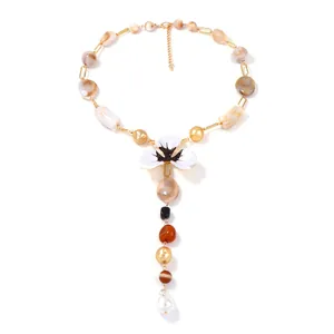 Elegante collana lunga a Y con perline in resina marmorizzata e ciondolo a fiore
