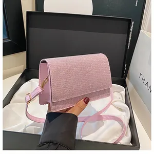 Detail der glitzernden rosa Umhängetasche mit Kristallen in einer luxuriösen Geschenkbox