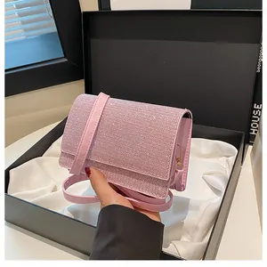 Detailansicht der glitzernden rosa Strass-Umhängetasche mit goldenen Beschlägen und Satin