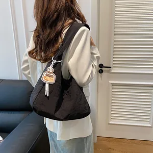 Sac fourre-tout noir minimaliste en toile avec pendentif mode vu de l'arrière