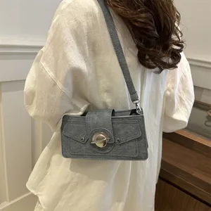 Sac bandoulière gris texturé avec boucle rotative en métal et design industriel vintage