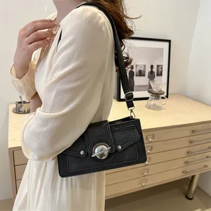 Sac à bandoulière noir minimaliste avec boucle planète argentée et sangle
