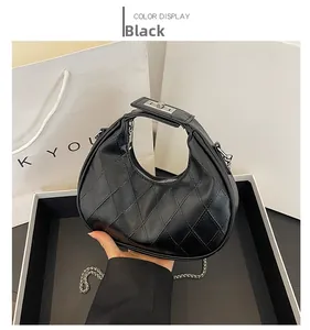 Détail du sac hobo matelassé noir avec bandoulière chaîne et fermoir en métal