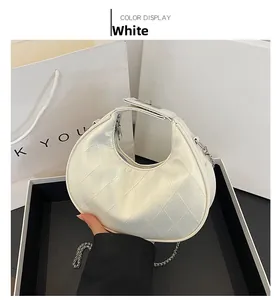 Vue détaillée du sac demi-lune blanc matelassé avec chaîne argentée et fermoir