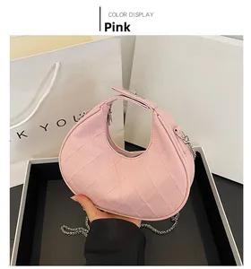 Détail du sac hobo rose matelassé avec bandoulière chaîne argentée et fermeture