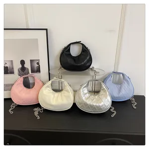 Présentation de sacs demi-lune matelassés en plusieurs coloris avec chaînes