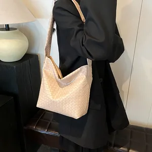 Minimalistische beige geflochtene Tragetasche mit großer Webstruktur für den Sommer