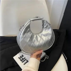 Sac Hobo en Cuir PU Matelassé pour Femmes Métallique Mode Chaîne Sac à Épaule Élégant Sac Demi-Lune Sac à Bandoulière Quotidien