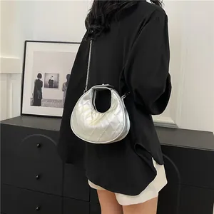 Sac demi-lune argenté matelassé avec surpiqûres losanges et bandoulière chaîne chic