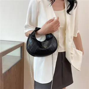 Sac bandoulière matelassé noir en forme de lune avec chaîne argentée et poignée