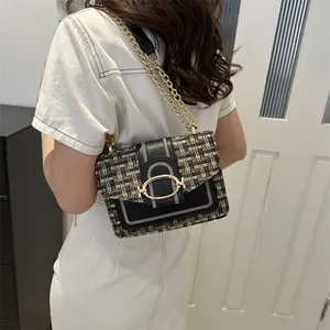 Sac bandoulière élégant en tweed à carreaux pour femmes avec des détails de chaîne dorés
