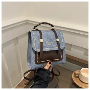 Détail du sac vintage en denim et cuir avec inscription TIDAL DRYNESS BAGS