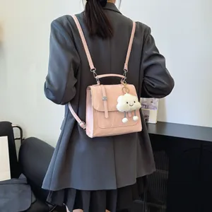Minimalistische roze rugzak in glanzende afwerking met wolkenhanger, gedragen door model