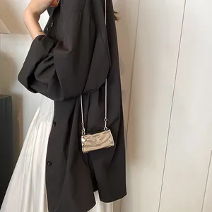 Schicke silberne Mini-Umhängetasche aus Metall mit Wellenstruktur und feiner Kette