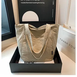 Detailansicht der beigen Nylon-Einkaufstasche mit Plissee in eleganter Geschenkverpackung