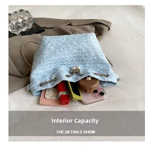 Capacité intérieure du sac seau bleu clair avec chaîne argentée et perles