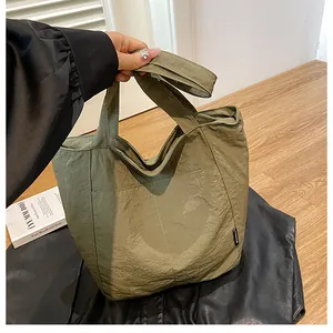 Detail der armee-grünen Nylon-Tragetasche mit Knitteroptik und geräumigem Design