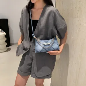 Borsa a tracolla in denim blu con perle e doppia catena in metallo per donna