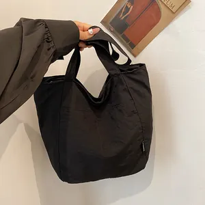 Wasserdichte schwarze Nylon-Tragetasche mit minimalistischem Design für Pendeln und Reise