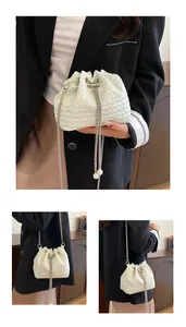 Détail du sac seau plissé vert menthe avec perles et bandoulière chaîne argentée
