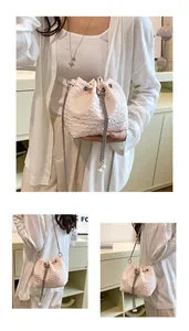 Détails d'un sac seau crème avec cordon de serrage, plis, chaîne et breloques en perles