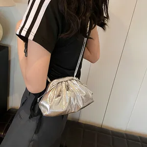 Sac bandoulière plissé argenté métallisé pour femmes avec style pochette nuage chic