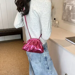 Sac à main plissé fuchsia métallisé avec bandoulière fine pour femme tendance