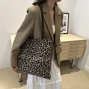 Bolso tote grande de lona con estampado de leopardo y asas de cuero negro