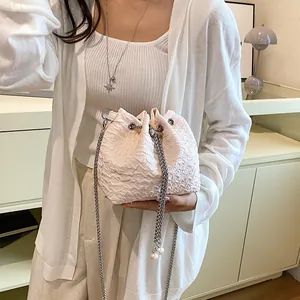 Sac seau plissé avec bandoulière chaîne argentée et pendentif perle élégant